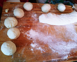 Foto del paso 3 de la receta: Salchichas con puré envueltos. Con masa casera y papas al horno
