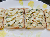 चीज़ गार्लिक ब्रेड स्टिक्स (cheese garlic bread stick recipe in Hindi)