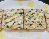 चीज़ गार्लिक ब्रेड स्टिक्स (cheese garlic bread stick recipe in Hindi) रेसिपी चरण 2 फोटो
