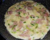 Foto del paso 2 de la receta: Tortilla de jamón y queso sobre lecho de vegetales