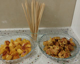 Foto del paso 8 de la receta: Brochetas de pollo al curry con caquis y uvas caramelizados