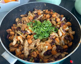 Foto del paso 7 de la receta: Pollo salteado con batata, cebolla, alubias, guisantes y salsa de miel con limón para burritos