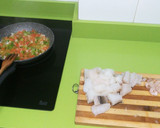 Foto del paso 2 de la receta: Tacos de bacalao con sofrito y gambitas