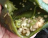 Foto del paso 1 de la receta: Chiles poblanos rellenos de frijol y queso