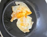 A picture of step 1 of Egg Clear Soup Noodles.