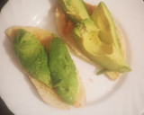 Foto del paso 1 de la receta: Tostada de aguacate, tomate aceite, pimienta y sal