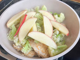 Pechuga de pollo con coliflor y manzana