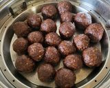A picture of step 4 of Ragi ladoo.