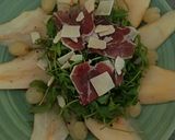 Foto del paso 3 de la receta: Ensalada de peras, uvas y rúcula con viruta de ibérico de bellota y parmesano y su aliño