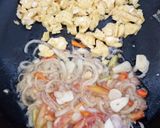 Foto langkah ke 2 dari resep Tumis sawi telur orak arik.