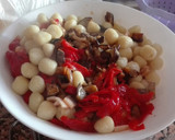 Foto del paso 3 de la receta: Ensalada de ñoquis con berenjenas y pimientos rojos
