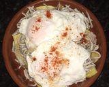 Foto del paso 3 de la receta: Huevos rotos con gulas y gambas