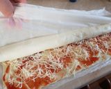 Sajtos virslis csiga leveles tésztából recept fázis 3 fotója
