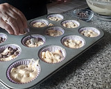 Foto del paso 12 de la receta: Cupcakes de pera relleno de bombón