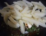صورة لخطوة 2 من وصفة بطاطا اصابع مشوية في الفرن متبلة وحارة