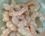 Hình bước làm 5 của món Tôm xào súp lơ và nấm