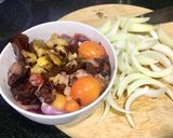 Hình bước làm 1 của món Lòng gà trứng non xào hành tây