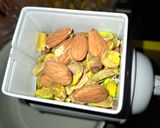 Pisztáciás-mandulás bejgli recept fázis 2 fotója