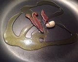 Foto del passaggio 4 della ricetta Linguine allo zafferano con ricotta al pesto di basilico e spinacini