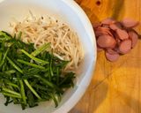 Hình bước làm 1 của món Sausage xào giá hẹ