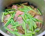 Hình bước làm 3 của món Canh chân giò hầm với cà tím, đậu ve, và rau cải mầm
