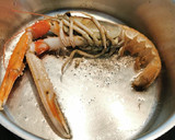 Foto del paso 3 de la receta: Calamar relleno de sus tentáculos, aletas y Cigala