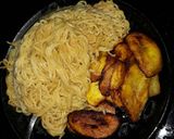 A picture of step 7 of Indomie noodles and fried plantains.