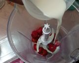 Foto langkah ke 2 dari resep Strawberry Almond Milk.