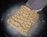Foto langkah ke 1 dari resep 14.Indomie Goreng yang di goreng.