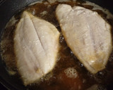 Foto del paso 3 de la receta: Filetes de palometa fritos y mix de pasta salteado con mango, anís y pasas