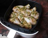Foto del paso 3 de la receta: Pollo adobado en freidora de aire con papas arrugas y tomates cherry al ajillo