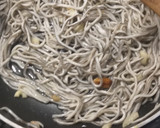 Foto del paso 4 de la receta: Ensalada templada de espinacas, gulas al ajillo y rulo de cabra