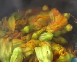 Foto del paso 3 de la receta: Flor de calabaza en salsita