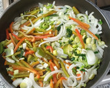 Foto del paso 2 de la receta: Wok de vegetales y espaguetis 🍆🥕🧅🫑