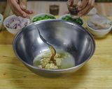 รูปขั้นตอนการทำที่ 4 ของ ยํากุ้งสด นรกแตก สายแซ่บต้องไม่พลาด