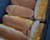 Une image de l'étape 1 de Hot-dogs gratinés saucisses et fromage.