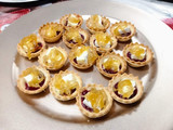 Tarteletas con queso Camembert y confitura de frutos rojos
