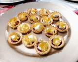 Foto del paso 3 de la receta: Tarteletas con queso Camembert y confitura de frutos rojos