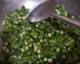 A picture of step 1 of Bhindi Gosht.