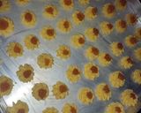Foto langkah ke 4 dari resep Kue Semprit mawar klasik.