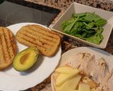 Foto del paso 2 de la receta: Sándwich de pollo con espinacas, manzana y aguacate