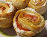 A picture of step 3 of Ham, tomato and goat's cheese roses.