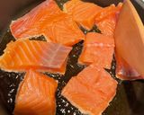 Hình bước làm 2 của món Salmon with whipping cream sauce (cá hồi sốt kem tươi)