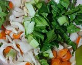 Foto langkah ke 4 dari resep Tumis jamur wortel pakcoy.
