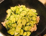 Foto del passaggio 3 della ricetta Insalata d'estate di Maiale e Cetriolo