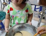 Hình bước làm 1 của món Bánh bông lan hình thú