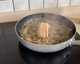 Foto del paso 7 de la receta: Fideuà de calamares (en lata), langostinos y bacalao gratinado con alioli
