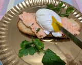 A picture of step 2 of Toasted Bread with Salmon and Poached Egg.