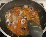 Foto del paso 2 de la receta Arroz negro con calamares y gambas 🦑🦐