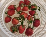 Foto langkah ke 1 dari resep Infused Water (strawberry dan daun mint).